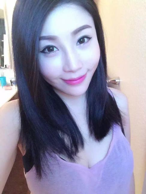 Fille asiatique expérimenter dans votre région